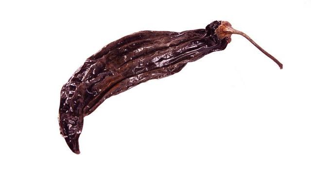 Es el ají colorado seco al sol, lo que le da un dulzor especial. Es el ají colorado seco al sol, lo que le da un dulzor especial.