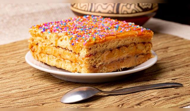 Con fe y sin culpa: llega octubre y empieza la procesión de turrones y del Señor de los Milagros.   