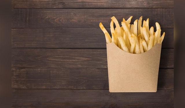 Las papas fritas se suelen hacer con aceites que contienen grasas trans.    