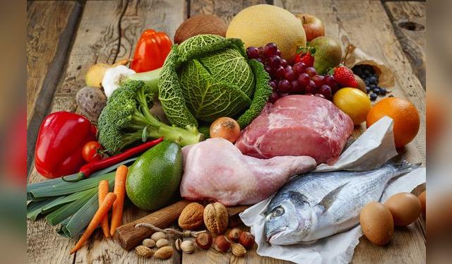 Una alimentación saludable incluye variedad de productos, pero sobre todo, vegetales y frutas de distintos colores, así como grasas saludables.    