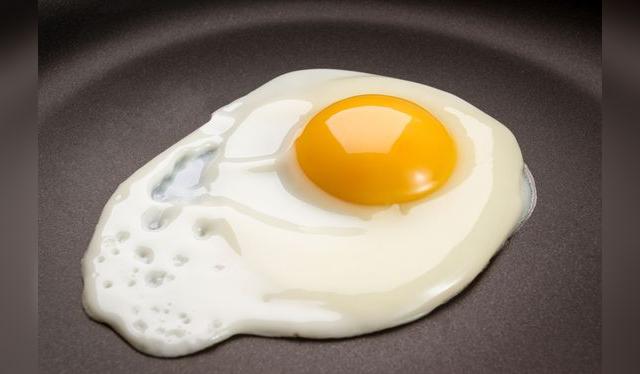 Cuando se fríe a baja temperatura la clara demora en cocinarse. El teflón ayuda a que no se pegue.   