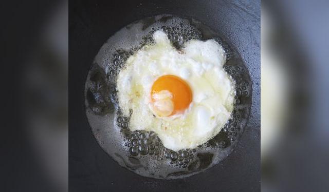 Freir en abundante aceite y con fuego, para que el huevo no se pegue.   