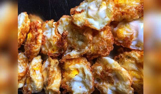 La fritura de inmerción, en inglés deep fried, arroja huevos dorados por todos lados. Hay que cuidar que no se sobre cocine la yema.   