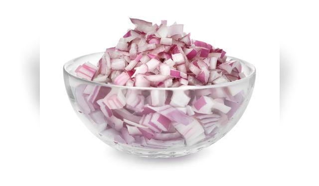 Picar cebolla y guardarla es un prática muy recomendable para ahorrar tiempo. Pero siempre hay que hacerlo con higiene.    