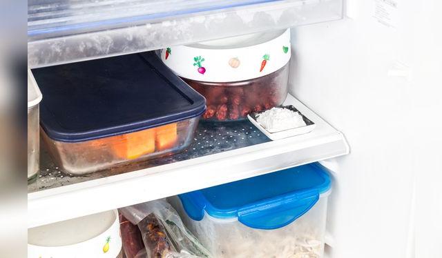 Coloque un poco de bicarbonato en un recipiente para que absorba los malos olores.   