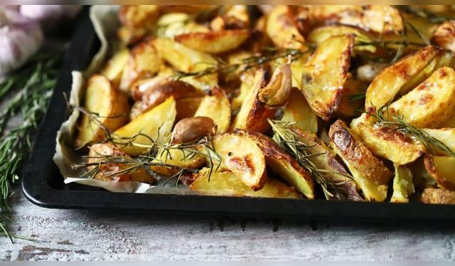 En el horno las papas se caramelizan y pierden agua, lo que les da un sabor dulce muy agradable.   
