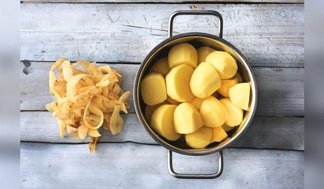 Hay papas que no absorben tanta agua, y que se pueden pelar y cortar para ahorrar tiempo de cocción.   