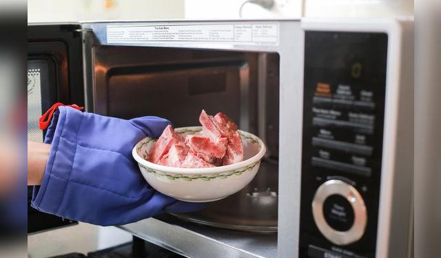 La función de descongelar es muy efectiva, ya que tiene menor potencia y descongela parejo. La función de descongelar es muy efectiva, ya que tiene menor potencia y descongela parejo.