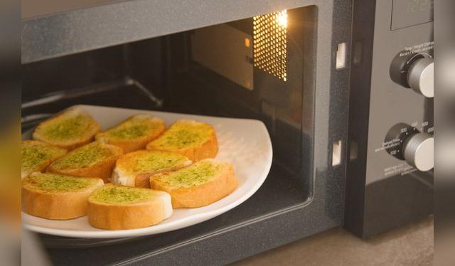 El pan nunca se va a tostar en el microondas. Se puede secar, pero nunca dorar. El pan nunca se va a tostar en el microondas. Se puede secar, pero nunca dorar.