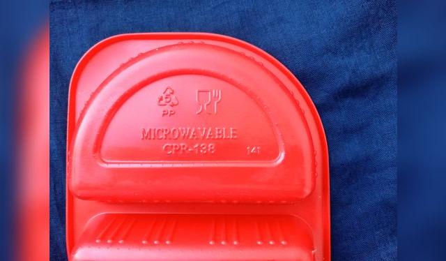 Los recipientes plásticos aptos para el microondas cuentan con señalética que lo indica. Los recipientes plásticos aptos para el microondas cuentan con señalética que lo indica.