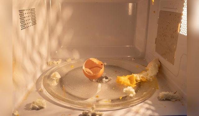 El huevo es un alimento poco recomendable para cocinar en el microondas, porque puede reventar. El huevo es un alimento poco recomendable para cocinar en el microondas, porque puede reventar.