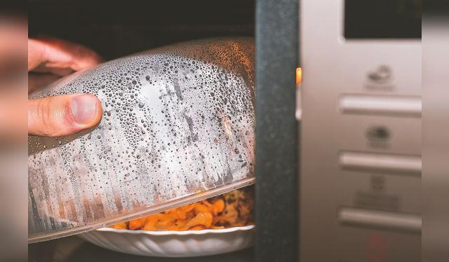 La tapa para microondas evita que la humedad se pierda y los alimentos se resequen. La tapa para microondas evita que la humedad se pierda y los alimentos se resequen.