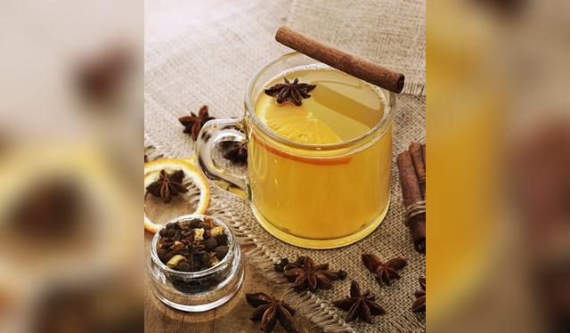 Una infusión de agua de piña ayuda a calentar el cuerpo. Puedes agregarle algún espirituoso para potenciar el efecto.    