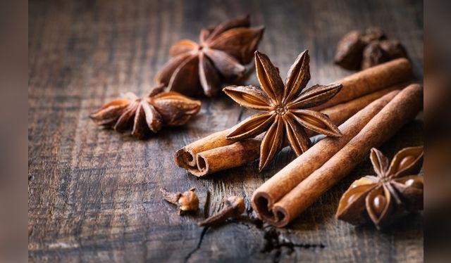 Aunque queda bien solo con piña, queda mucho mejor con especias como la canela, el clavo y el anís estrella.    