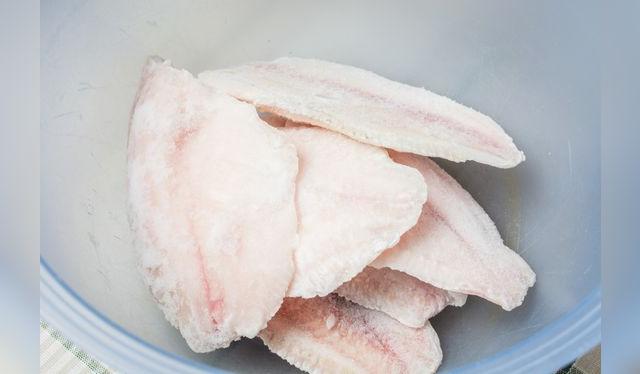 Descongelar a temperatura ambiente o con agua tibia o caliente no es una práctica segura por el riesgo de desarrollo de bacterias. Descongelar a temperatura ambiente o con agua tibia o caliente no es una práctica segura por el riesgo de desarrollo de bacterias.