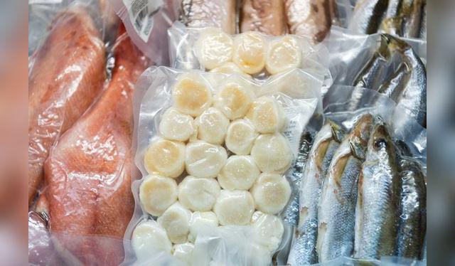 Los productos congelados que vienen empacados suelen tener instrucciones de cómo descongelar y cocinar. Los productos congelados que vienen empacados suelen tener instrucciones de cómo descongelar y cocinar.