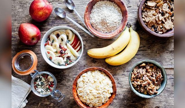 La alimentación sana se basa en alimentos de naturales que aportan nutrientes y calorías.   