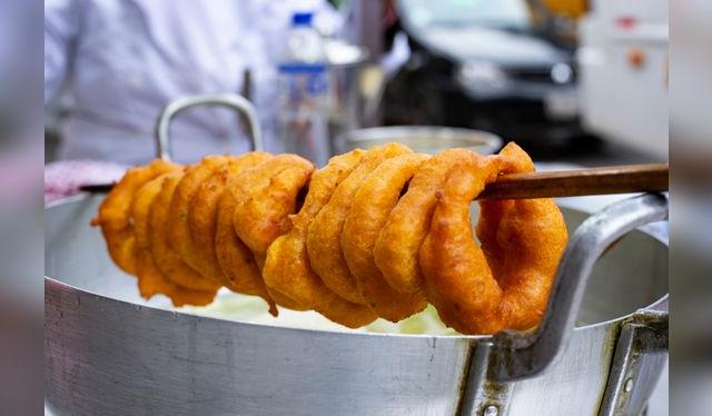 Los picarones son un típico postre limeño, descendiente de los buñuelos, que llevan zapallo en su elaboración.   