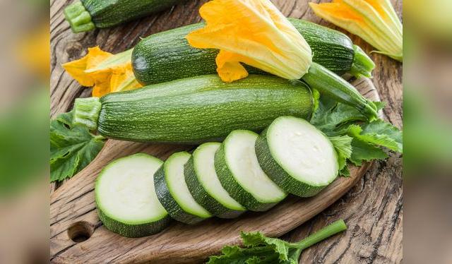 Del zapallito italiano, o zucchini, también se come la flor... una delicia.   