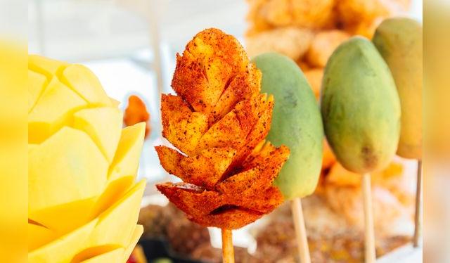 Mango con chile, un snack tradicional de la cocina callejera mexicana.    