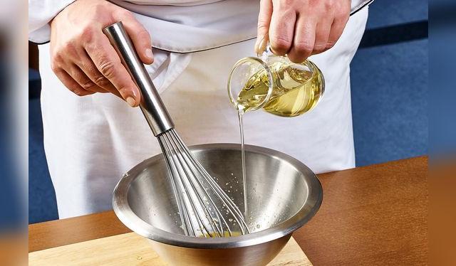 El aceite debe agregarse en forma de hilo para que se vaya emulsionando con el limón.   