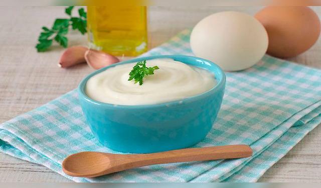 La receta clásica solo lleva cinco ingredientes: huevo, aceite, limón o vinagre, sal y pimienta. Pero se le puede agregar mil cosas más.    