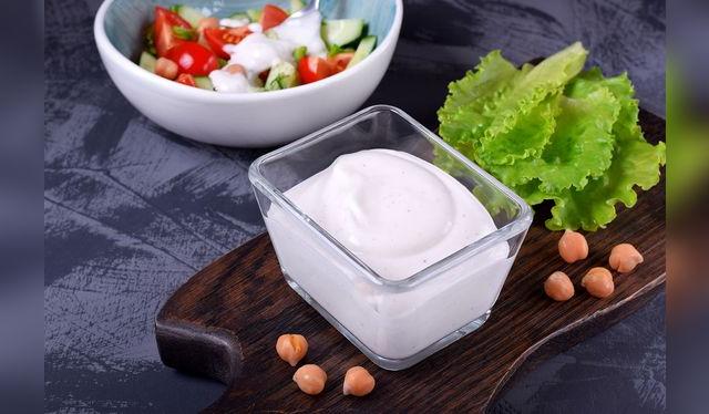 El agua de los garbanzos, o aquafaba, funciona muy bien para emulsionar aceite y limón.    