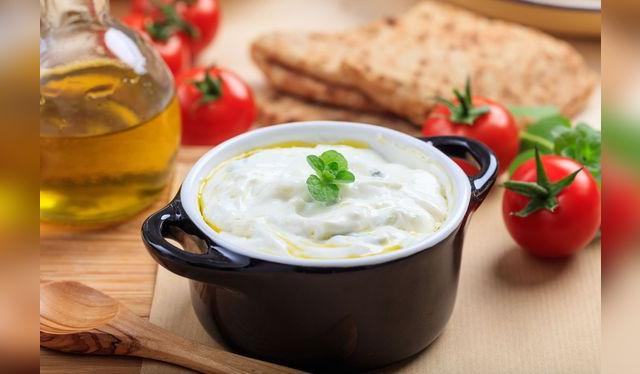 El yogurt griego con aceite de oliva funciona muy bien como aliño de la ensalada en reemplazo de la mayonesa.    