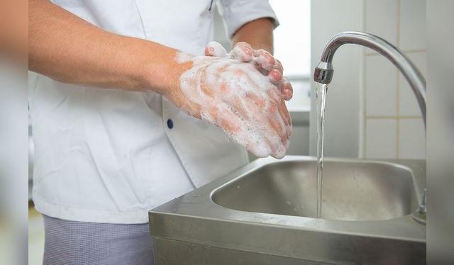 La limpieza de manos previene no solo la infección por salmonella, también el cólera y el la Covid-19.    