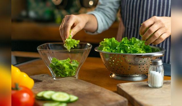 Limpiar los implementos de cocina y evitar la contaminación cruzada son claves para evitar las enfermedades infecciosas.   