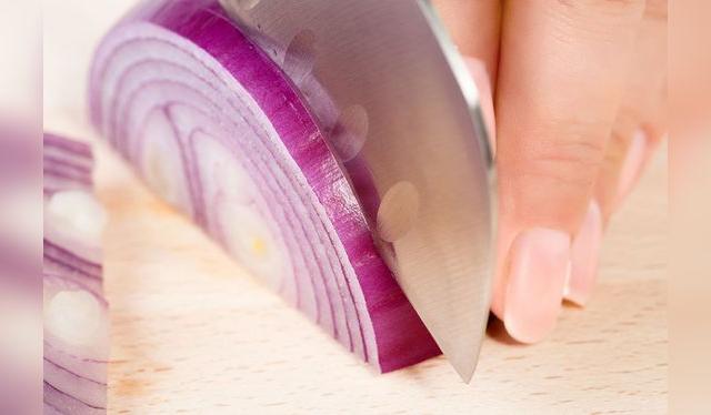 Una hoja bien afilada para hacer el menor daño posible a la cebolla.   