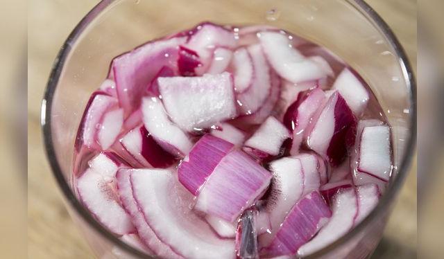 El agua parece disolver el factor lacrimatorio, lo que también reduce la pungencia de la cebolla para poder comerla cruda.   