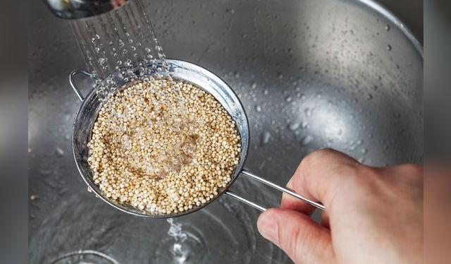 Pasa la quinua por agua corriente hasta que salga el agua limpia.   