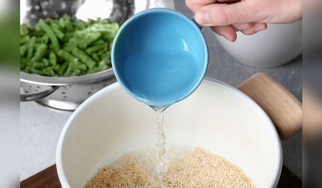 Remoja la quinua en un recipiente y sóbala con las manos para sacar la saponina.    