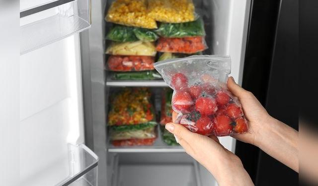 No es necesario refrigerar los tomates; pero si quieres mantenerlos más tiempo, puedes incluso congelarlos en un recipiente hermético.    