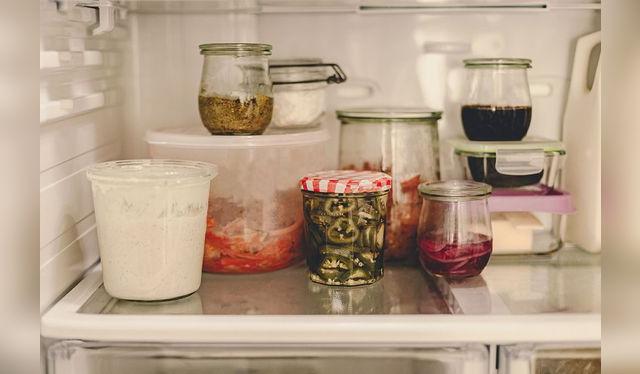 Mantén tu comida en envases herméticamente cerrados para evitar malos olores y contaminación.   