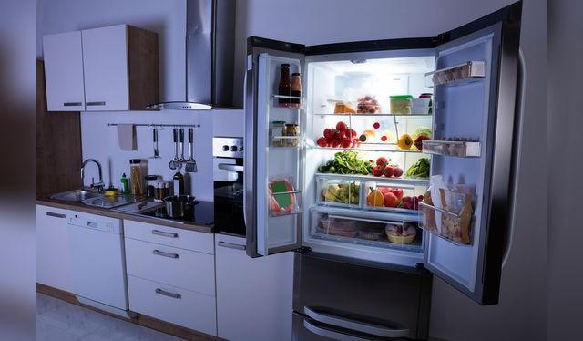 No dejes la puerta de la refrigeradora abierta. Esto daña los productos y desperdicia energía.   