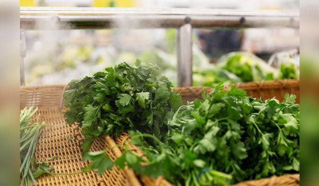 Las hierbas, lechugas y otras hojas es mejor refrigerarlas, pero sin exceso de agua, porque se marchitan.   