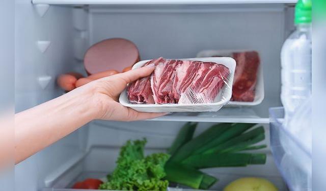 La carne cruda debe ir correctamente envasada en la zona más fría, para evitar que gotee y contamine otros alimentos.    
