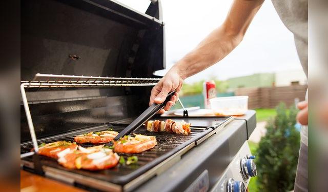 Voltear o mover la carne de su sitio no hará que se cocine más rápido. Voltear o mover la carne de su sitio no hará que se cocine más rápido.
