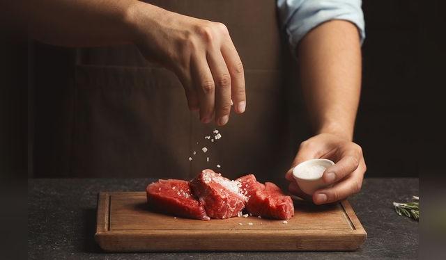 Siempre hay que salar antes, porque así la sal ingresa a la carne y le da sabor. Siempre hay que salar antes, porque así la sal ingresa a la carne y le da sabor.