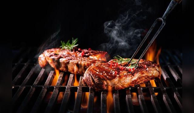 Reemplaza el trinche por unas pinzas, así no dañarás la carne. Reemplaza el trinche por unas pinzas, así no dañarás la carne.