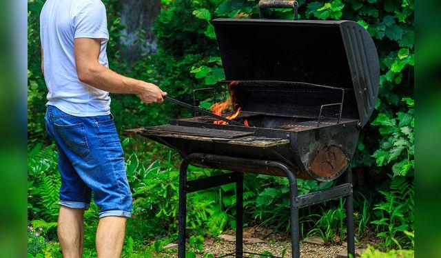 Encender la parrilla es parte del ritual. Encender la parrilla es parte del ritual.