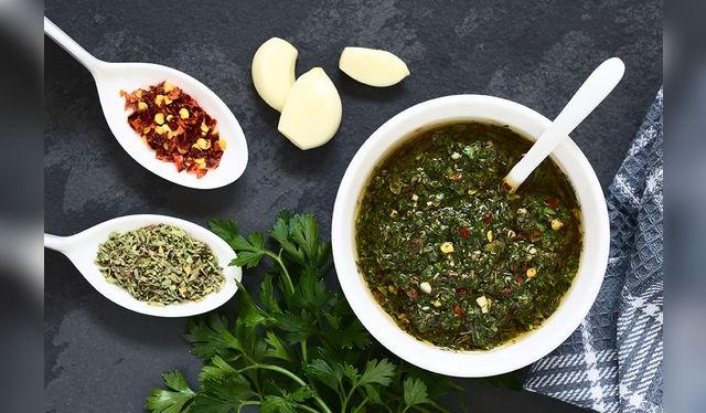 El cuarteto básico: ajo, perejil, aji seco y orégano.   