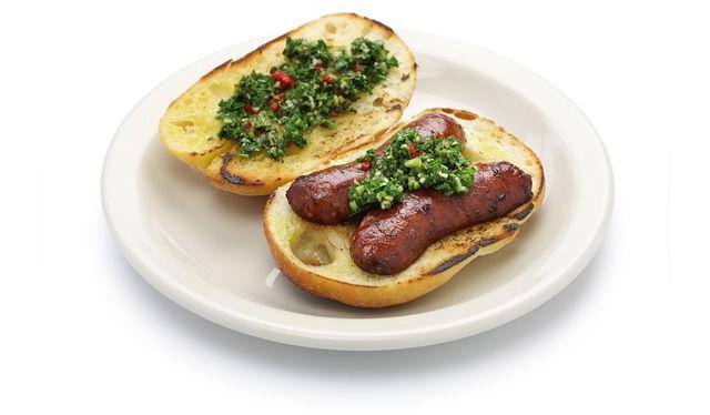 El choripán con chimichurri es un clásico del Río de la Plata, también en nuestro país.   