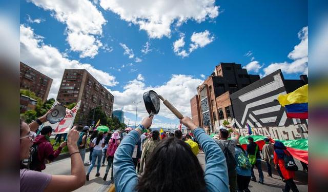Manifestación en Colombia en 2019. Las cacerolas se hicieron sentir en contra del gobierno de Iván Duque.   