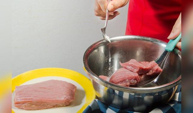 El bicarbonato también ayuda a suavizar la carne.    