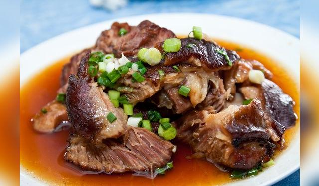 Los cortes de carne pegados a las articulaciones requieren cocciones largas y determinada temperatura para diseolver el colágeno.   