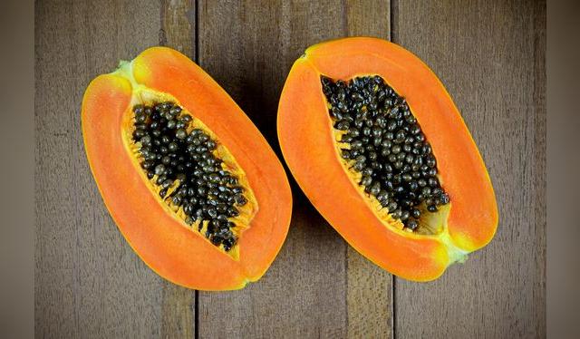 La papaya contienen una enzima –papaína– que rompen la proteína y suavizan la carne.    