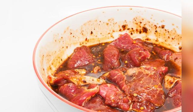 El ácido de la marinada disuelve las fibras y suaviza la carne. Se recomienda inyectarla para que actúe desde dentro.    